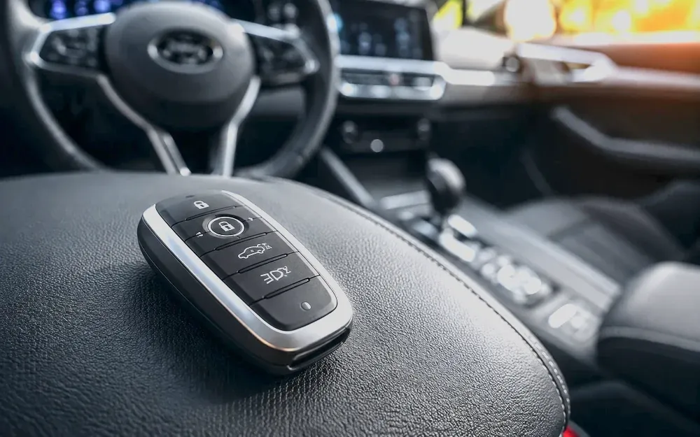 Pametni keyless ključ na armaturni plošči sodobnega vozila